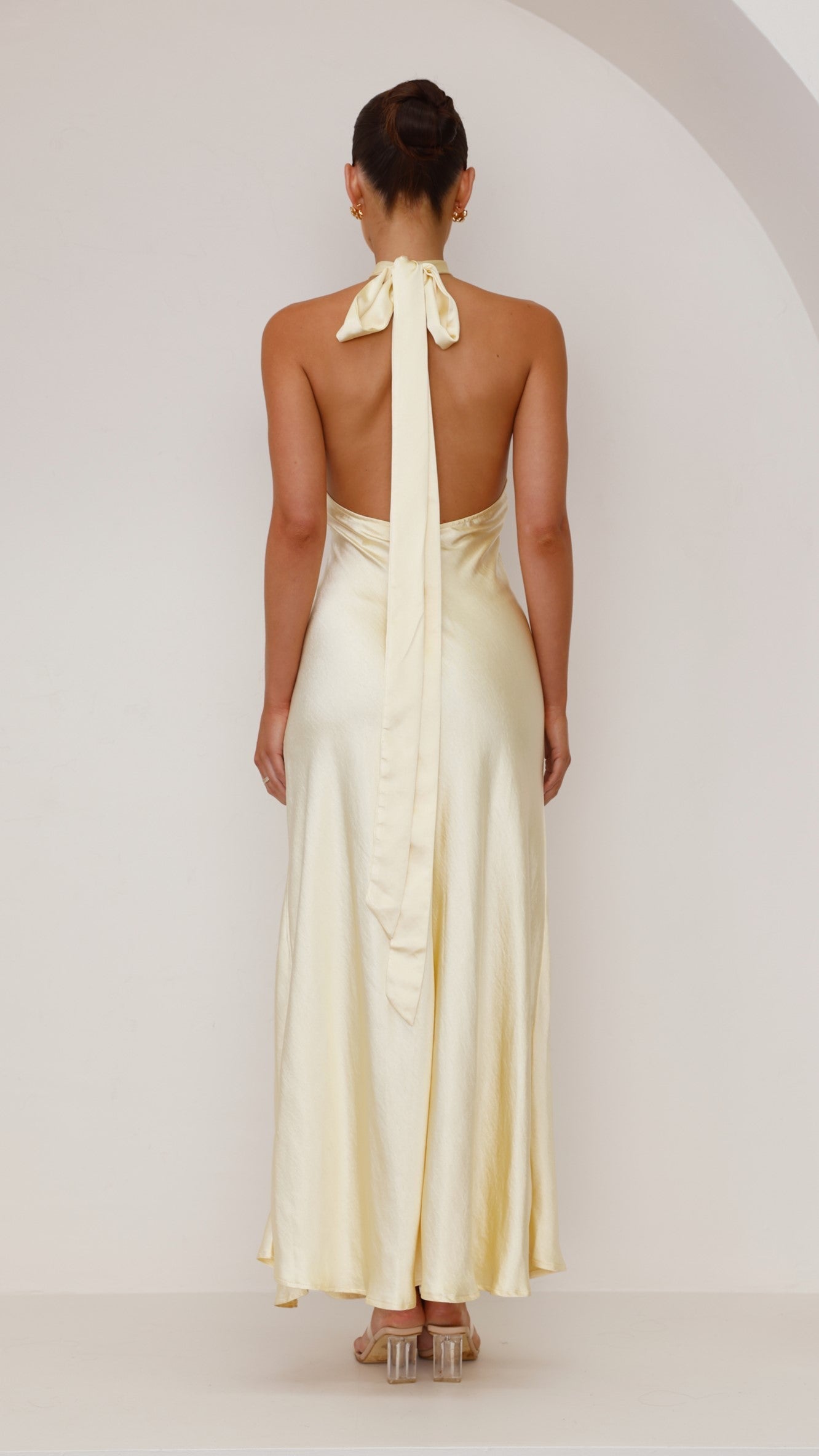 Vesta | Sukienka Halter – Nowoczesna Elegancja