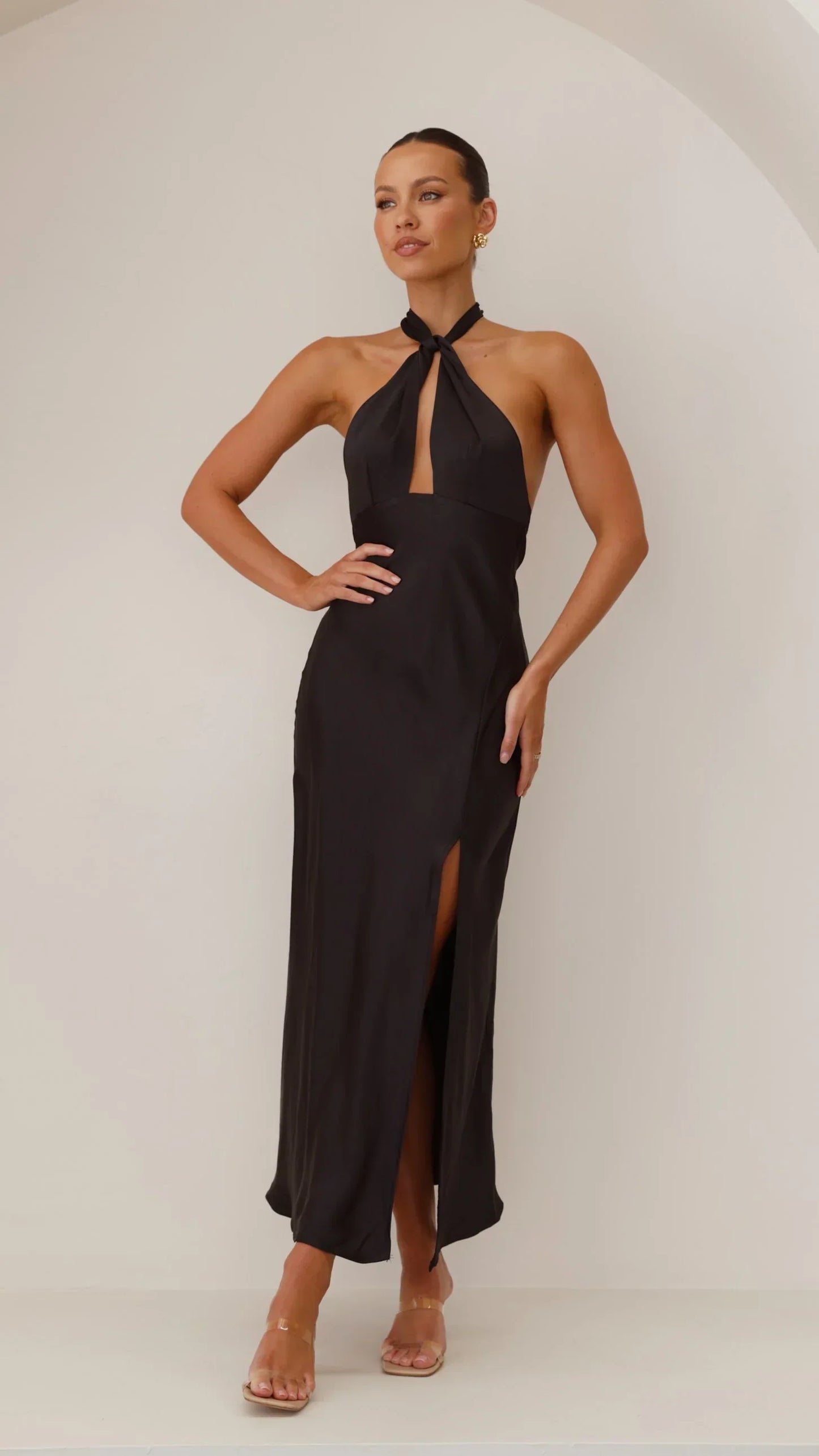 Vesta | Sukienka Halter – Nowoczesna Elegancja