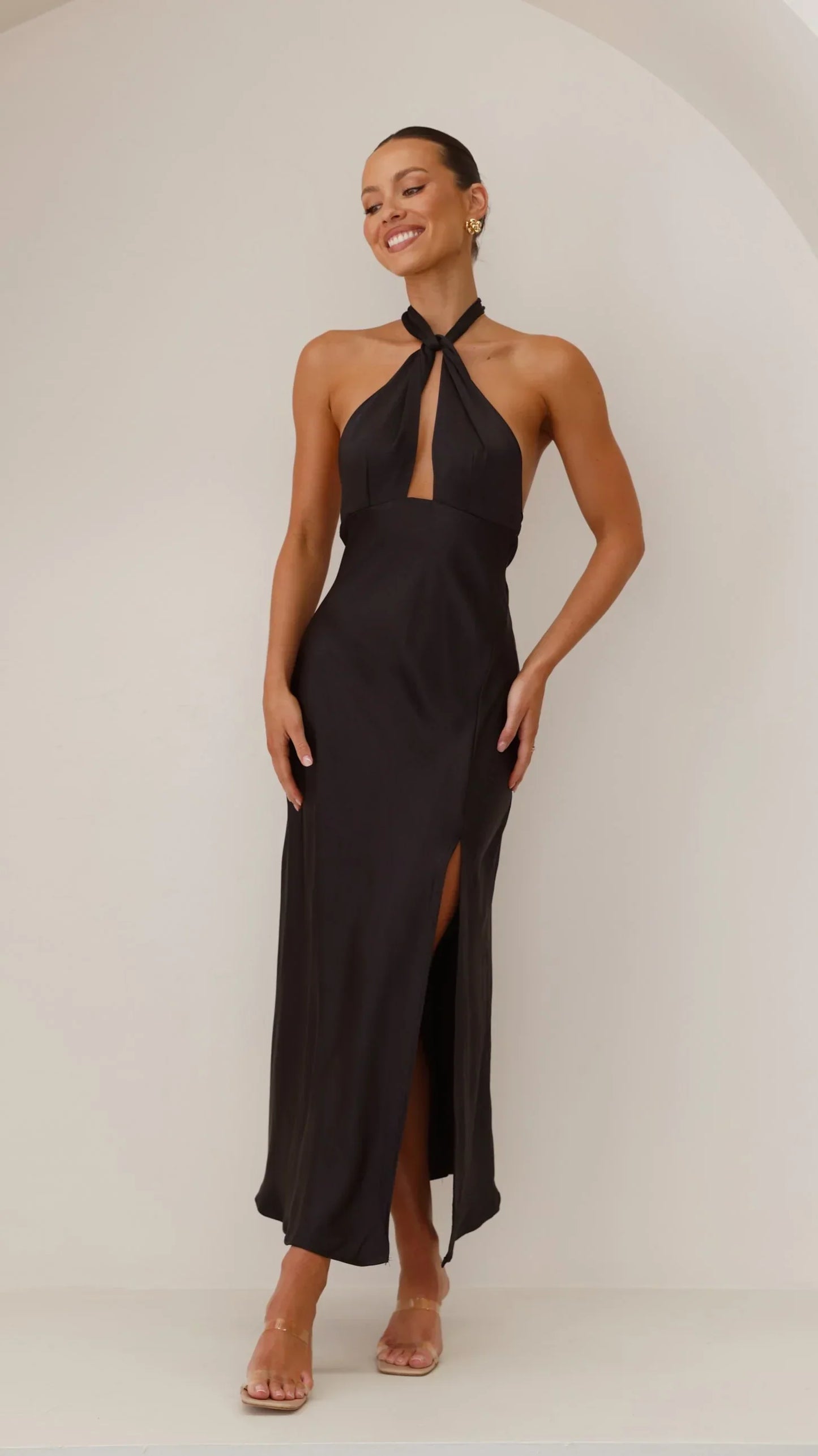 Vesta | Sukienka Halter – Nowoczesna Elegancja