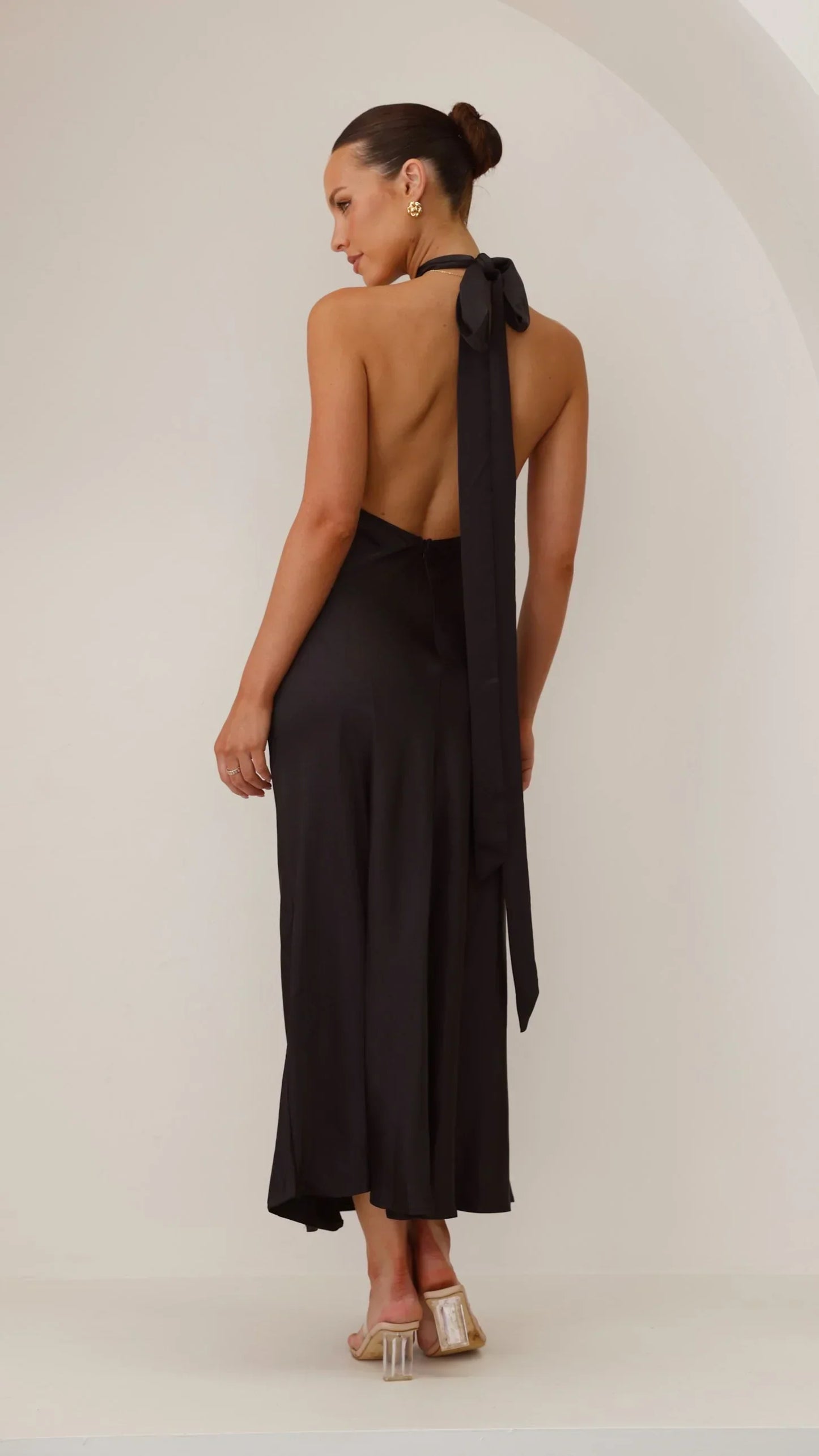 Vesta | Sukienka Halter – Nowoczesna Elegancja
