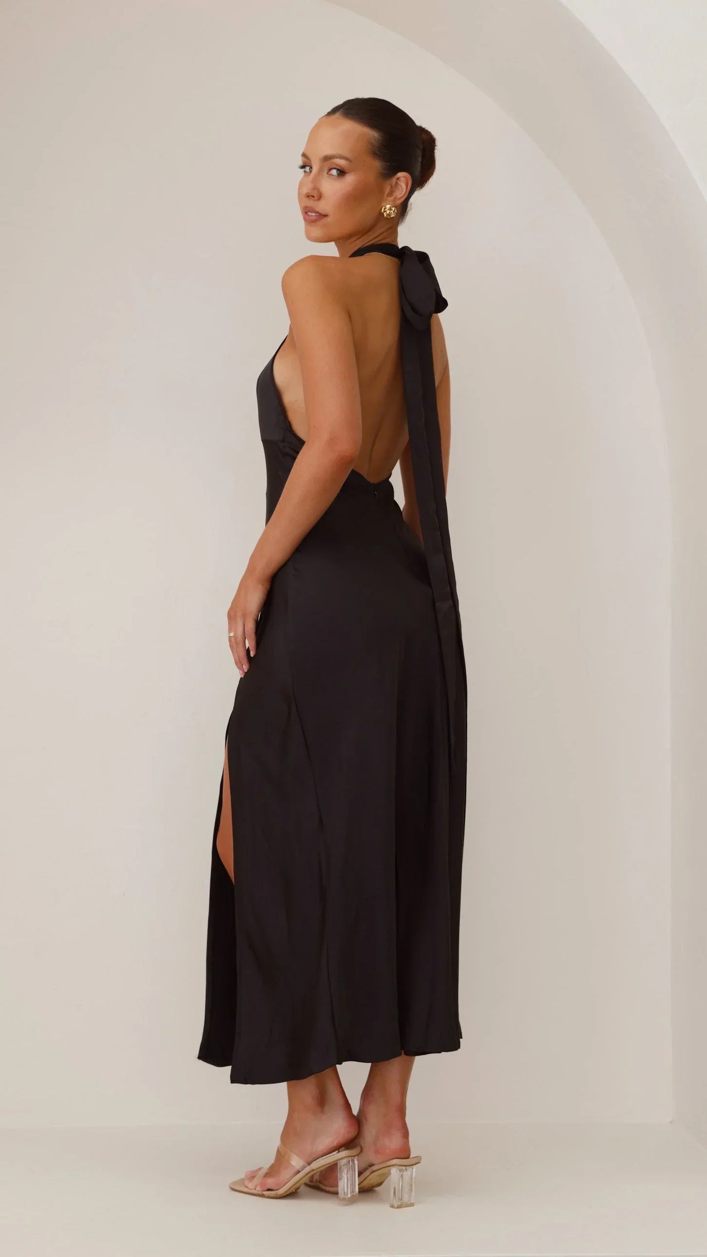 Vesta | Sukienka Halter – Nowoczesna Elegancja