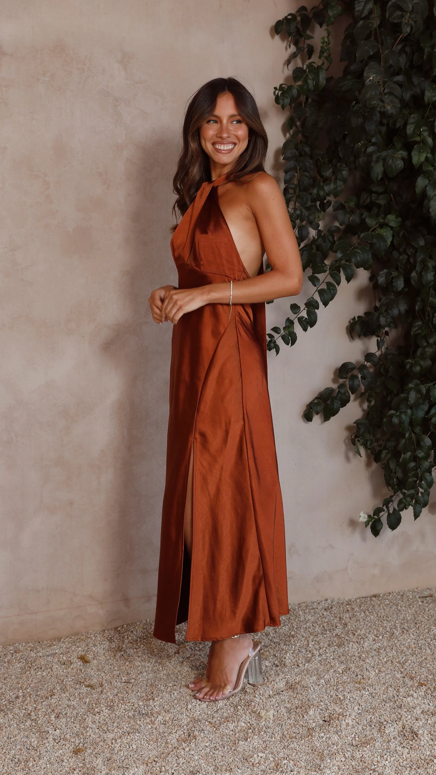 Vesta | Sukienka Halter – Nowoczesna Elegancja